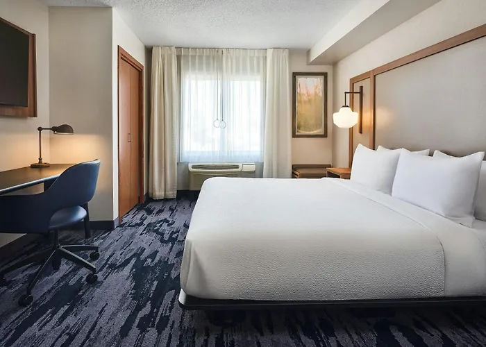 Hotel Fairfield & By Marriott Gillette